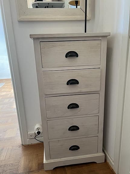 Mio byrå + spegel  (5 lådor) – vitlaserad trä – fint