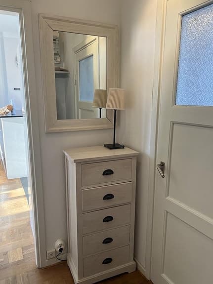 Mio byrå + spegel  (5 lådor) – vitlaserad trä – fint