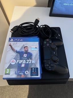 Playstation 4 med kontroll samt spel