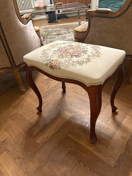 Taburett med stoppad dyna