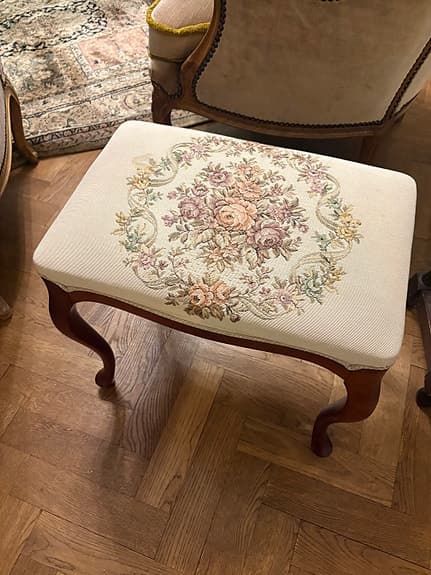 Taburett med stoppad dyna