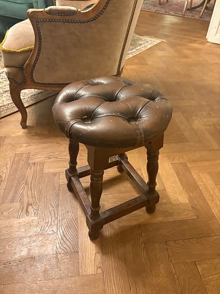 Rund pall med stoppad dyna i skinn