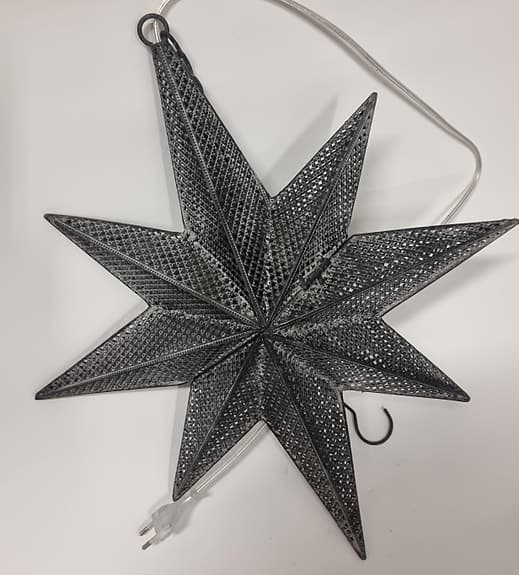 Stjärna i metall med ljuskälla