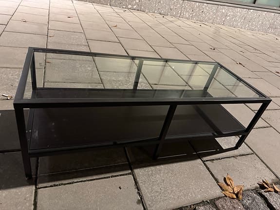 Soffbord i metall och glas – stilrent och modernt