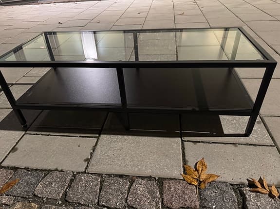 Soffbord i metall och glas – stilrent och modernt