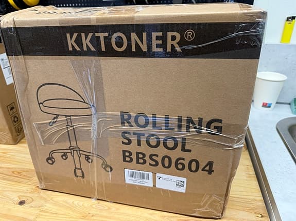 Rund rullande pall med justerbar höjd och ryggstöd