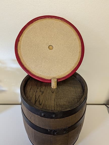 Gammal tunna. Använd som pall