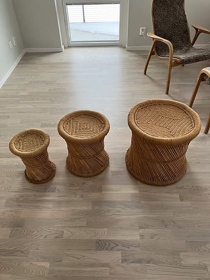 Pallar i bambu och flätat rep.