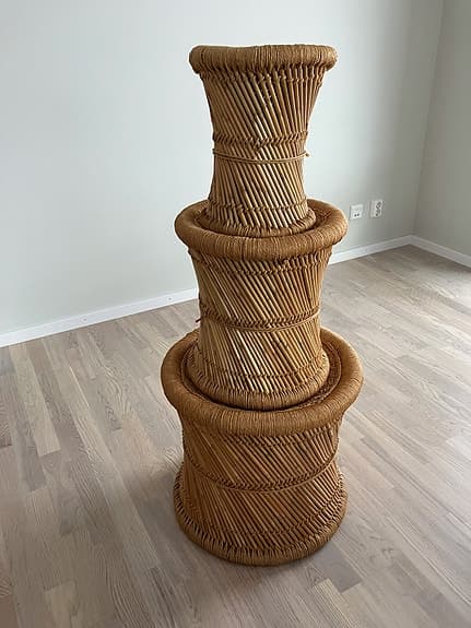 Pallar i bambu och flätat rep.