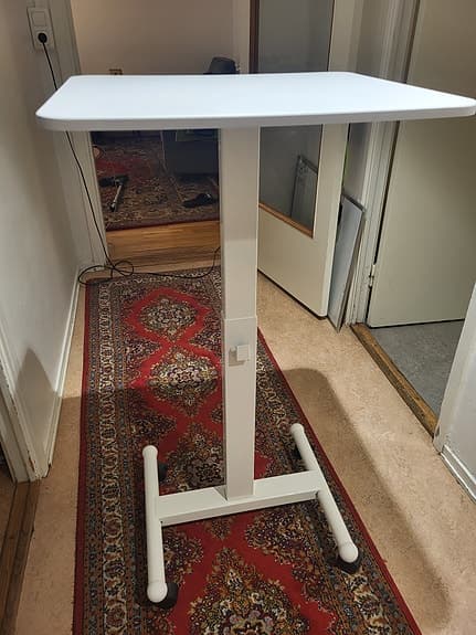 Höj- och sänkbart bord med hjul vit