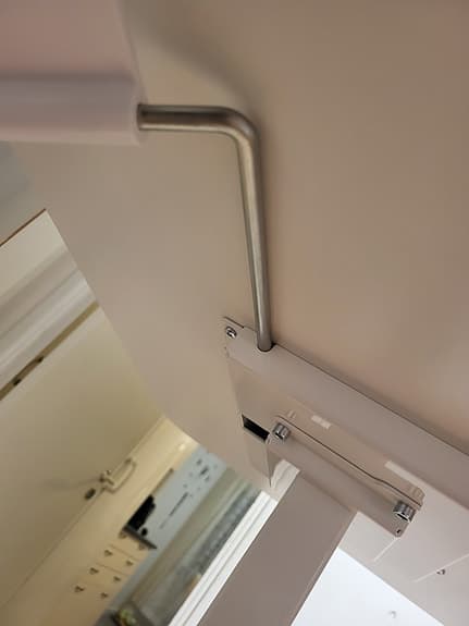 Höj- och sänkbart bord med hjul vit