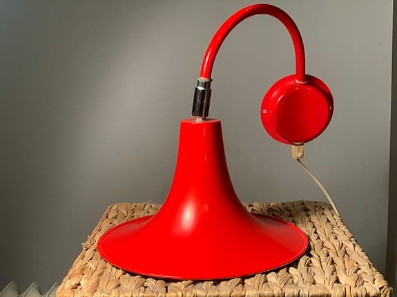 Vägglampa i rödlackerad plåt med viss industriell känsla. 60-70-tal
