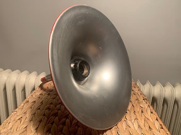 Vägglampa i rödlackerad plåt med viss industriell känsla. 60-70-tal