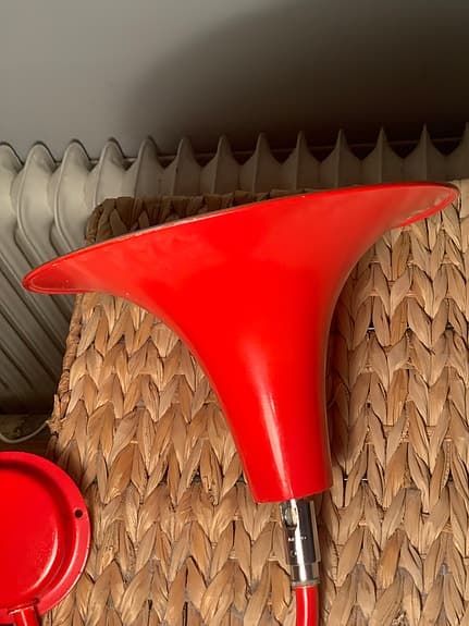 Vägglampa i rödlackerad plåt med viss industriell känsla. 60-70-tal