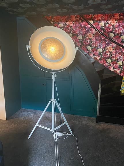 Okänd Golvlampa med vitt stativ och rund skärm