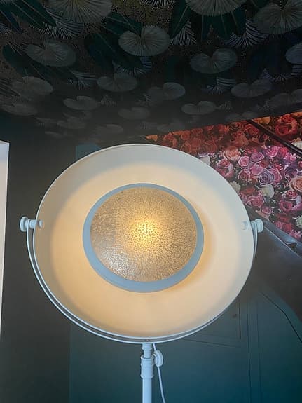 Okänd Golvlampa med vitt stativ och rund skärm