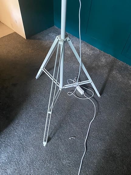 Okänd Golvlampa med vitt stativ och rund skärm