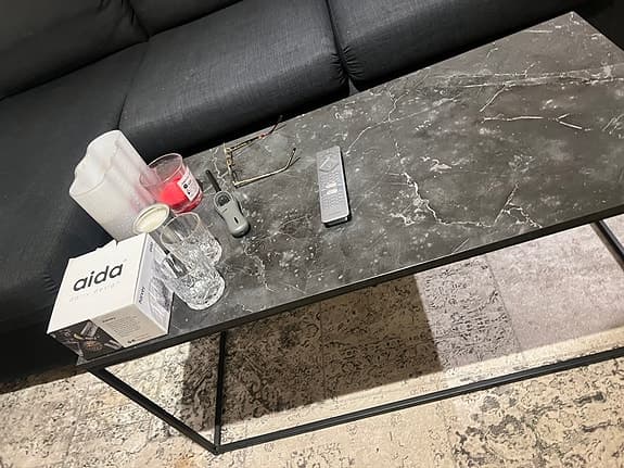 Svart Marmorerat trä och metall rektangulärt bord/mio