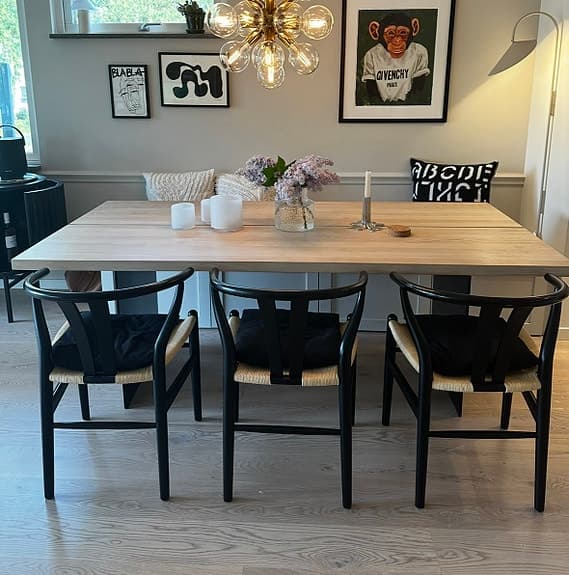 Karmstolar i svart trä