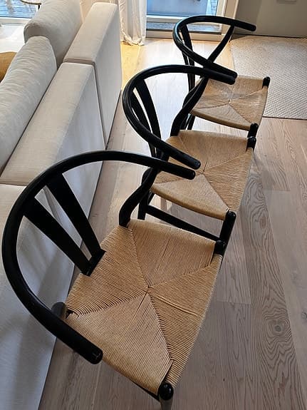 Karmstolar i svart trä