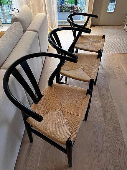 Karmstolar i svart trä