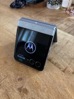 Motorola Razr 60 Swarovski edt 2025