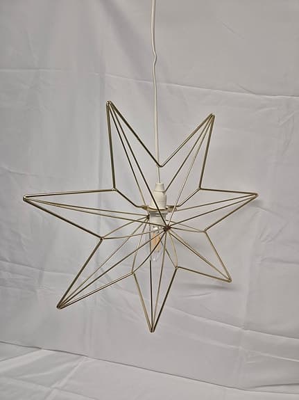 Julstjärna i metall med ljus