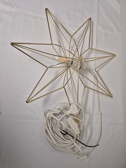 Julstjärna i metall med ljus