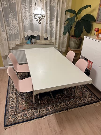 Köksbord Mio med 4 rosa stolar