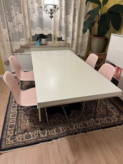 Köksbord Mio med 4 rosa stolar