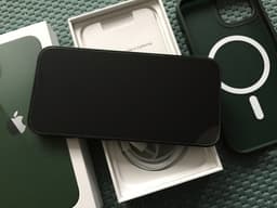 I Phone 13  Grön med skal och glasskydd