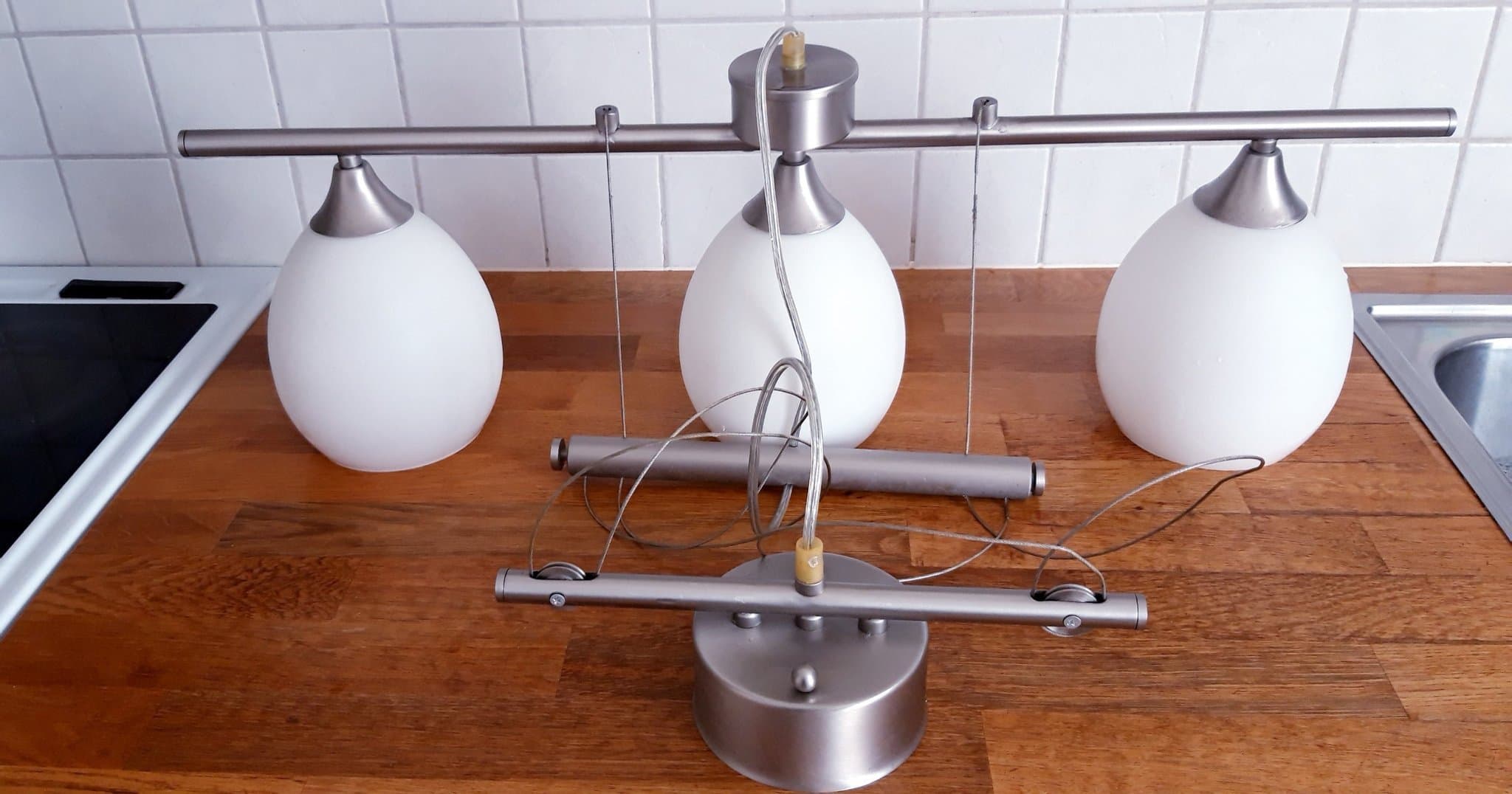 #reapåtradera Taklampa med tre vita glober, Silverfärgad metallkonstruktion