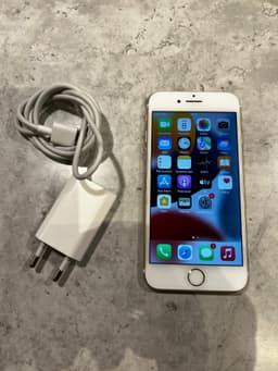 iPhone 7, 32GB, vit/guld i absolut toppskick med mycket bra batterikapacitet.