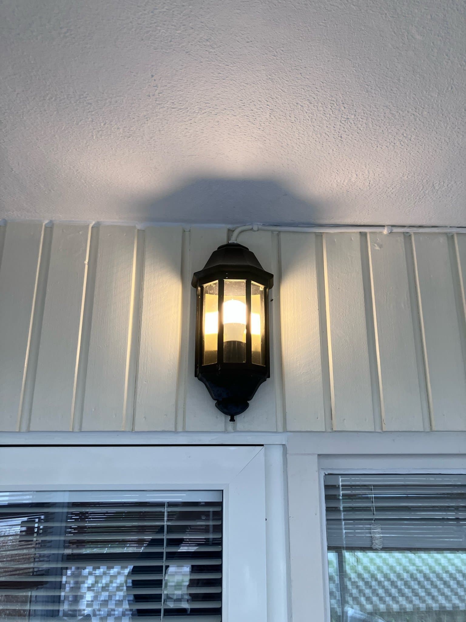 Vägglampa Capri från Noral. Svart, matt.
