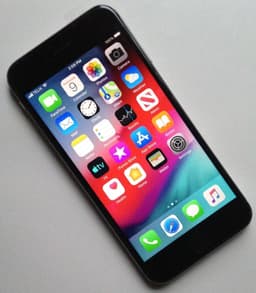 En Olåst iPhone6-Svart 16Gb med ny skärm- A1586 med lite defekt-- begagnad