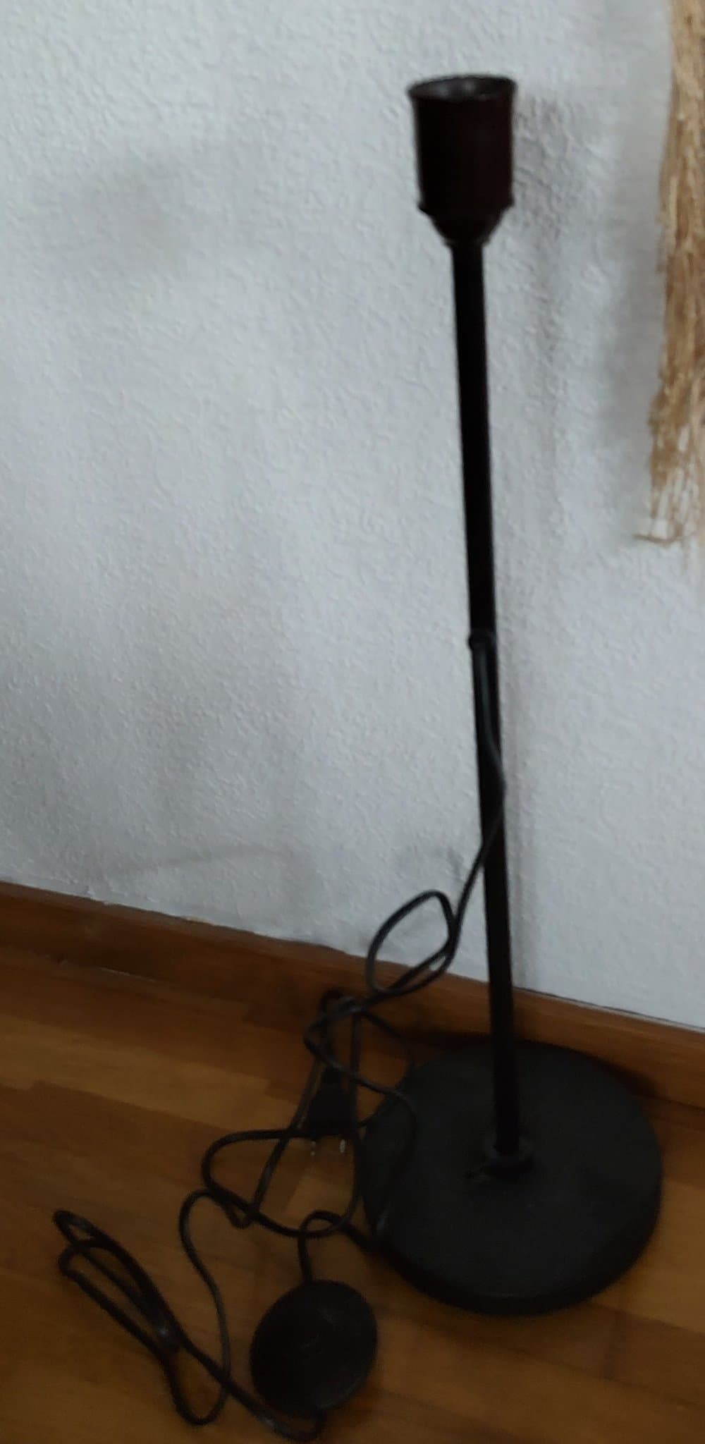 Snygg svart golvlampa från Ikea