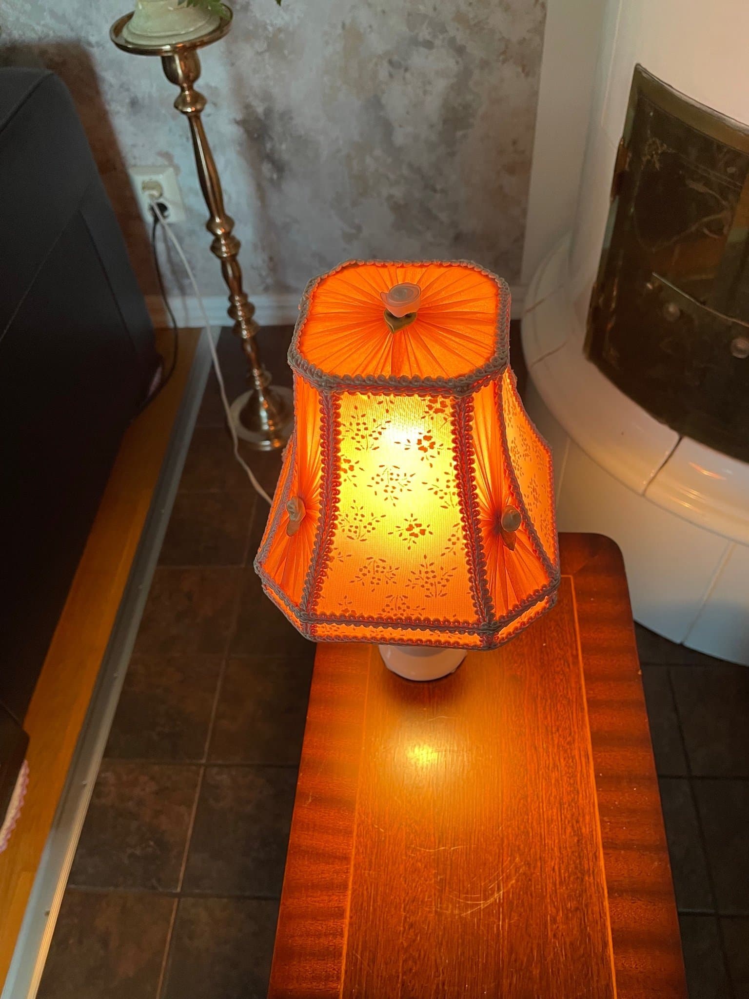 Charmig Bordslampa med rosa Skärm som är handsyd o fodrad!