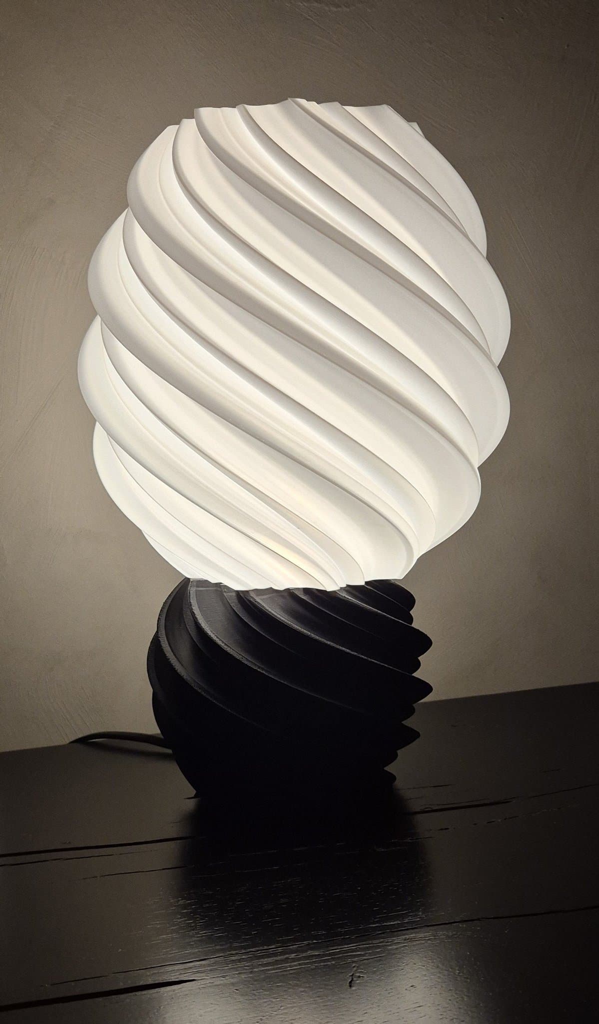 3D-printad lampa – "Scoop" – komplett med sladd & E14-sockel