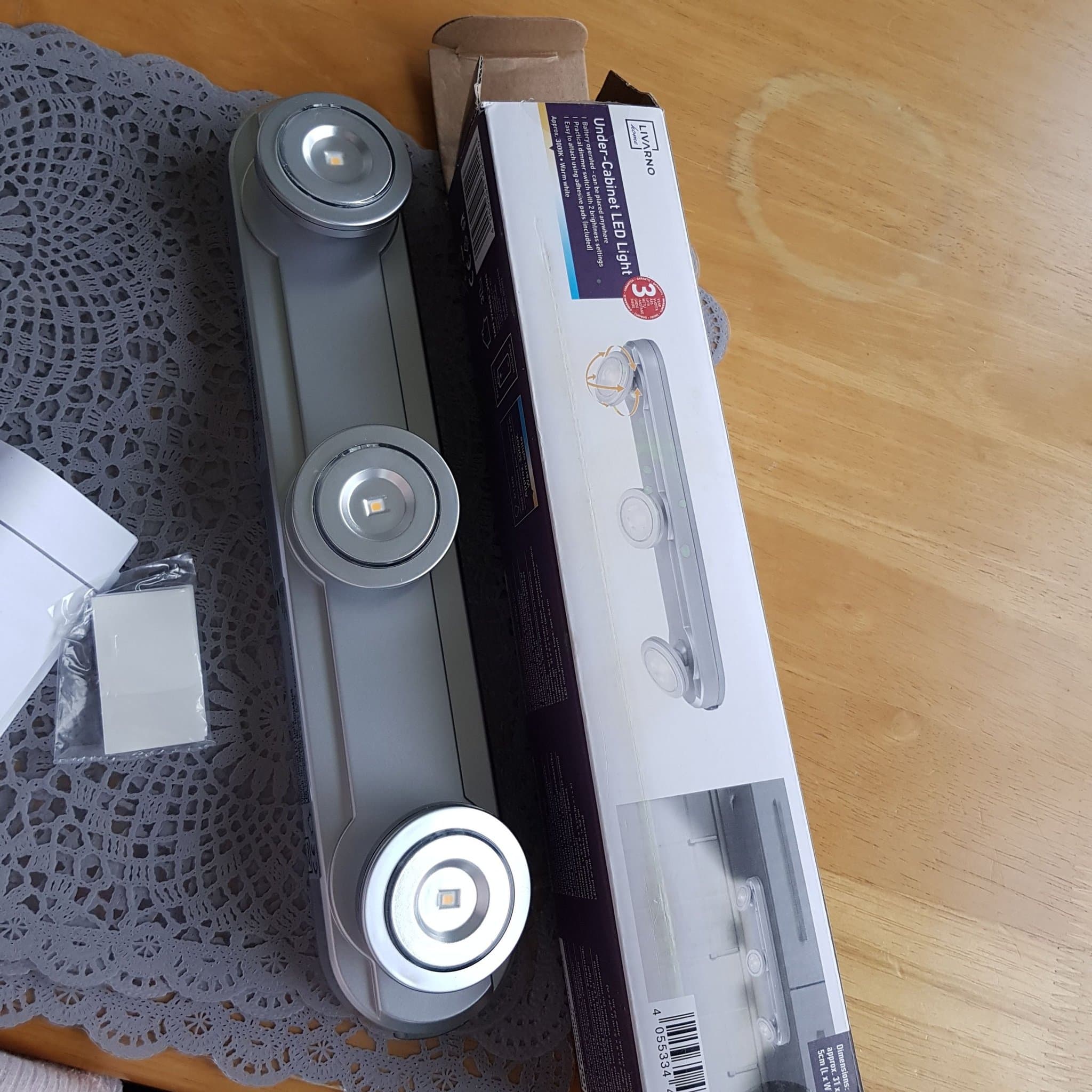 Led spot lampa. Med 3 lampor . Fungerar på batteri.