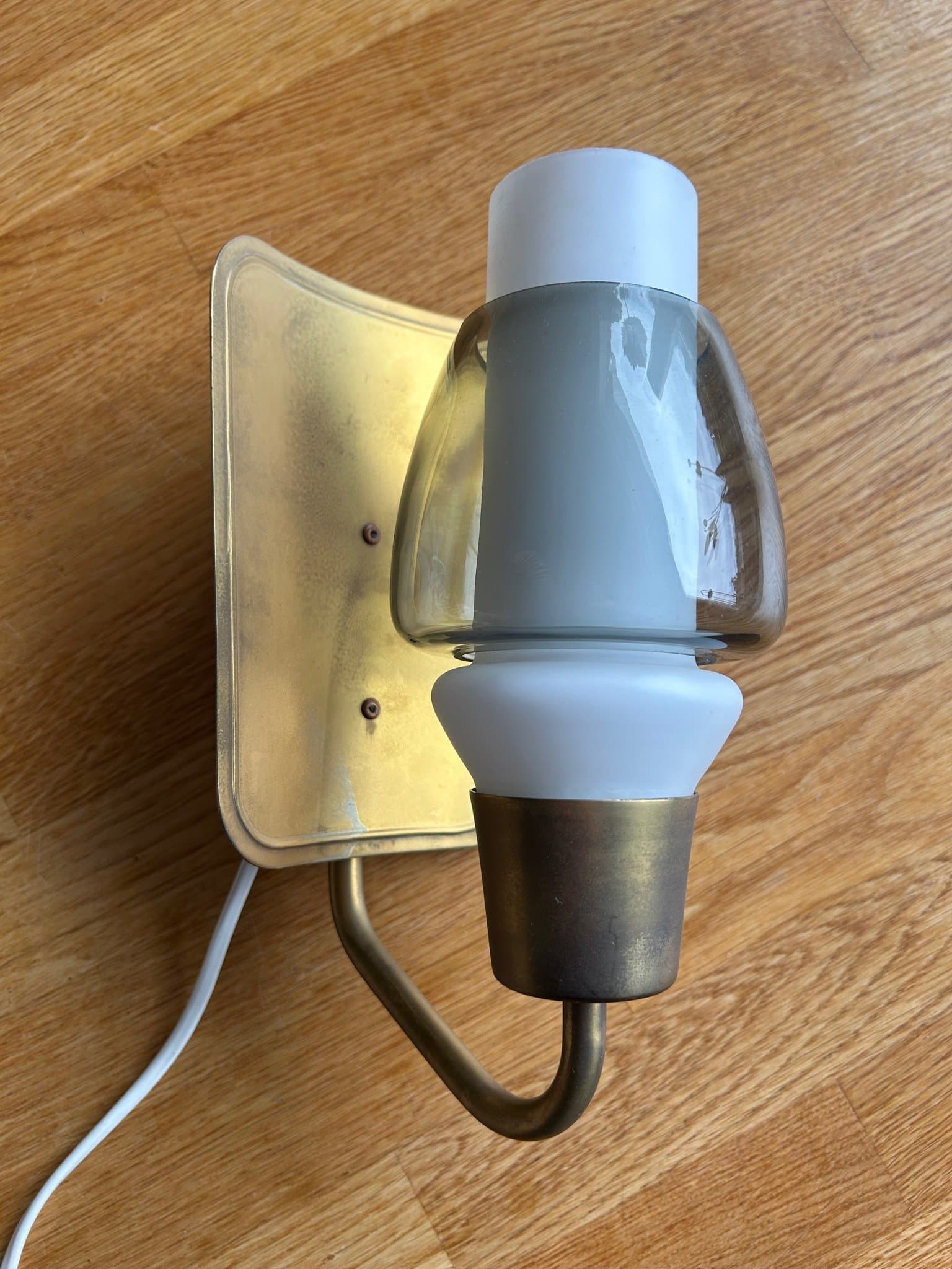 Vägglampa/lampett i mässing och glas, 50-tal