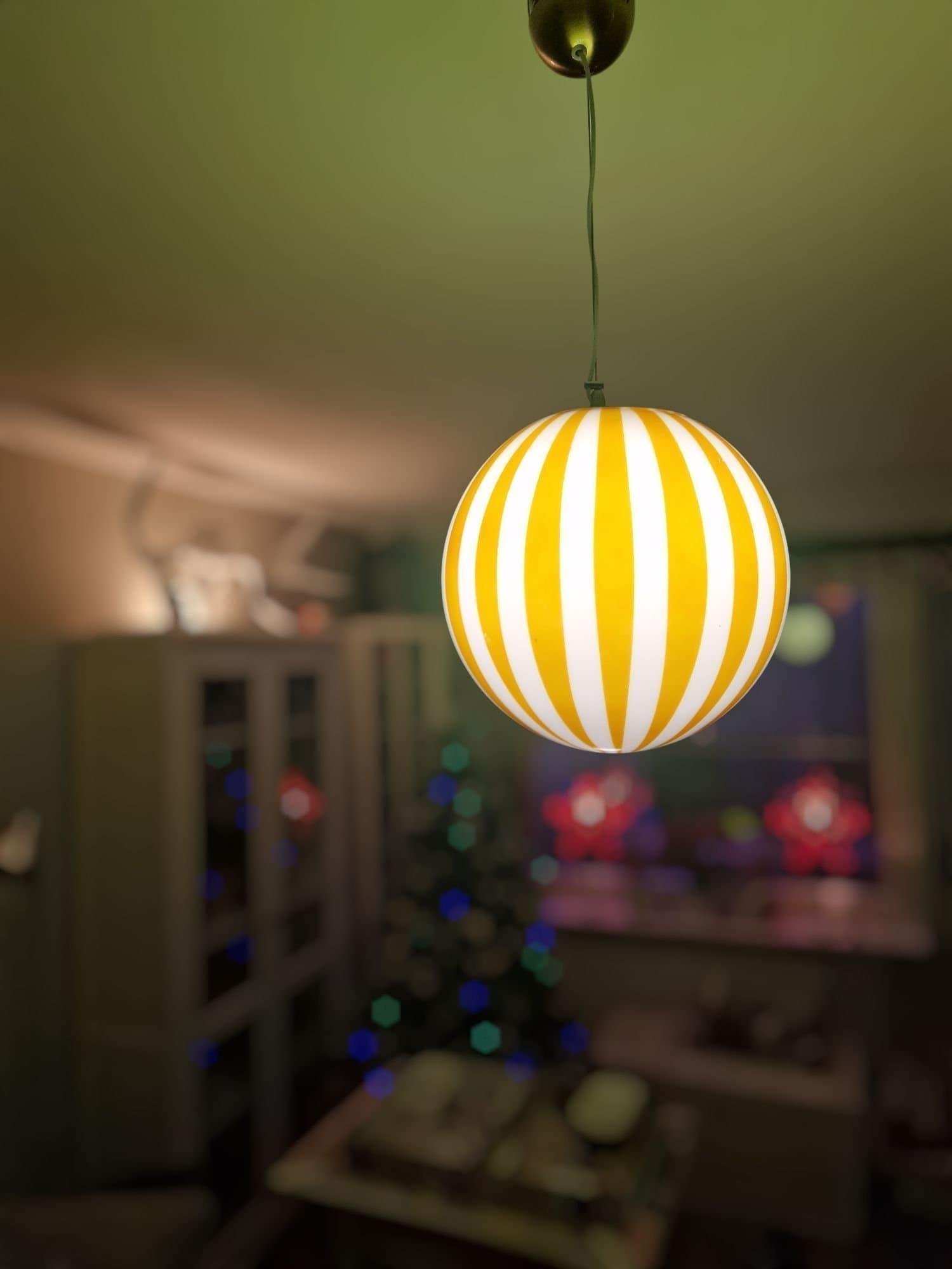 Taklampa 30cm polka swirl gul vit