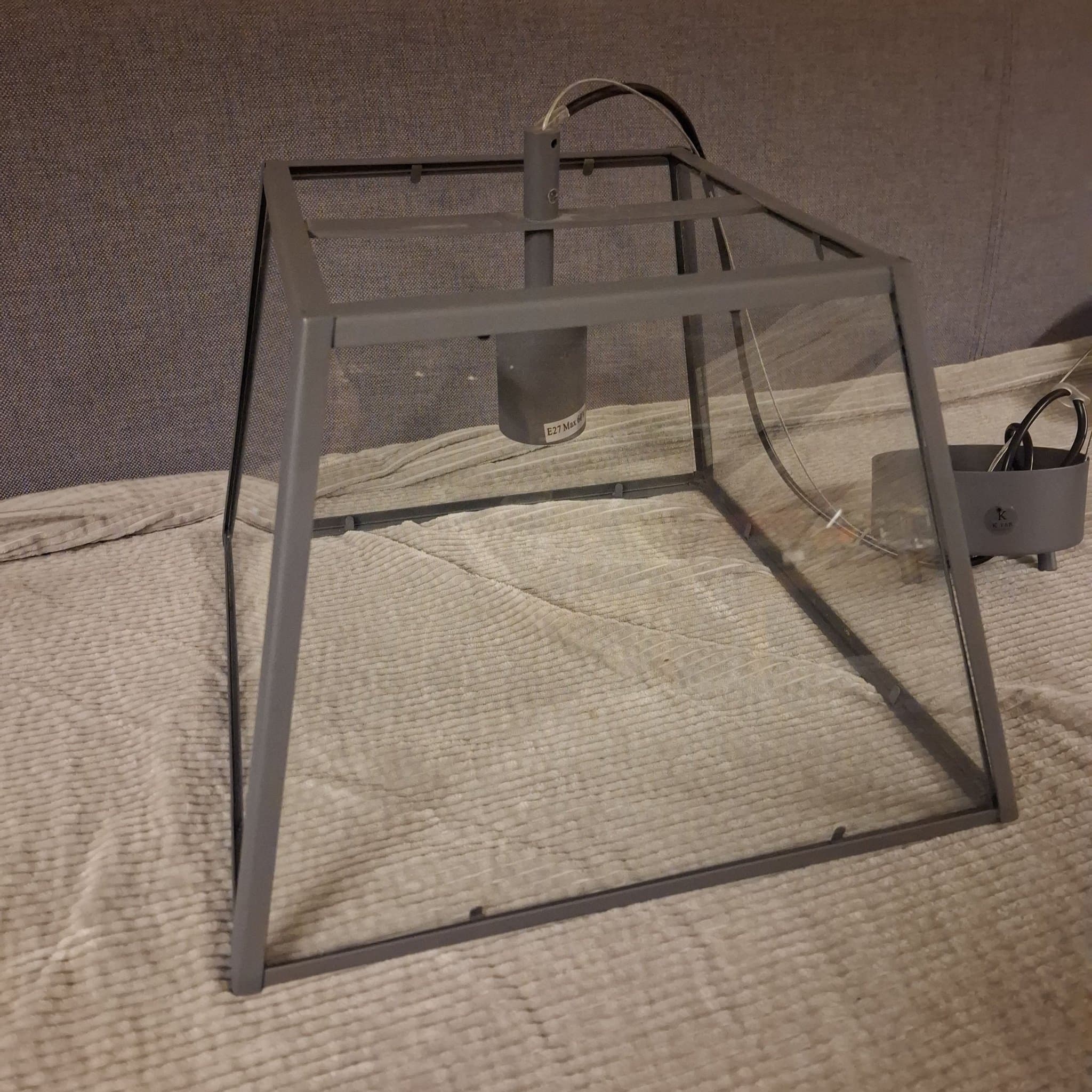 Stilren taklampa med glas
