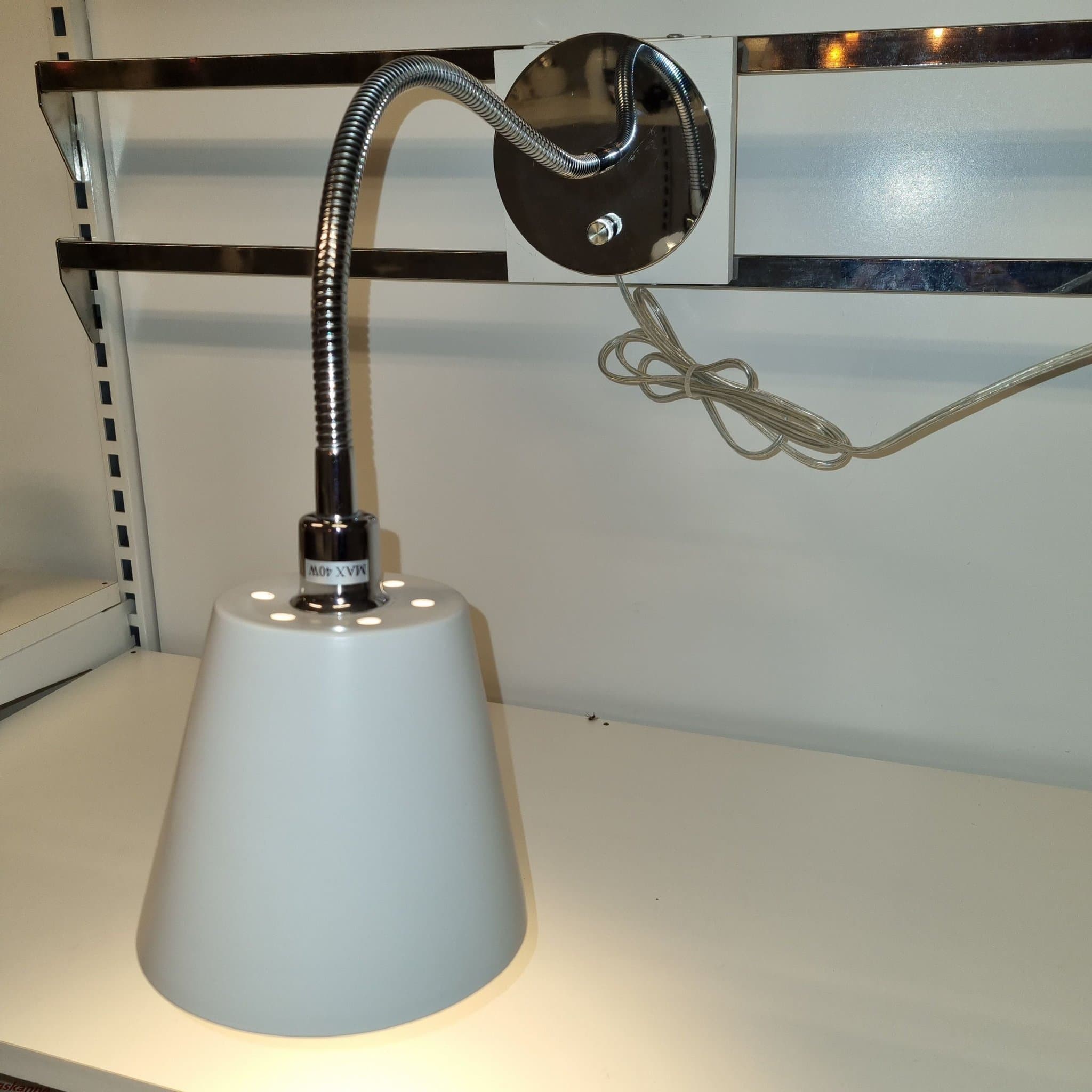 Vägglampa vit med konisk skärm