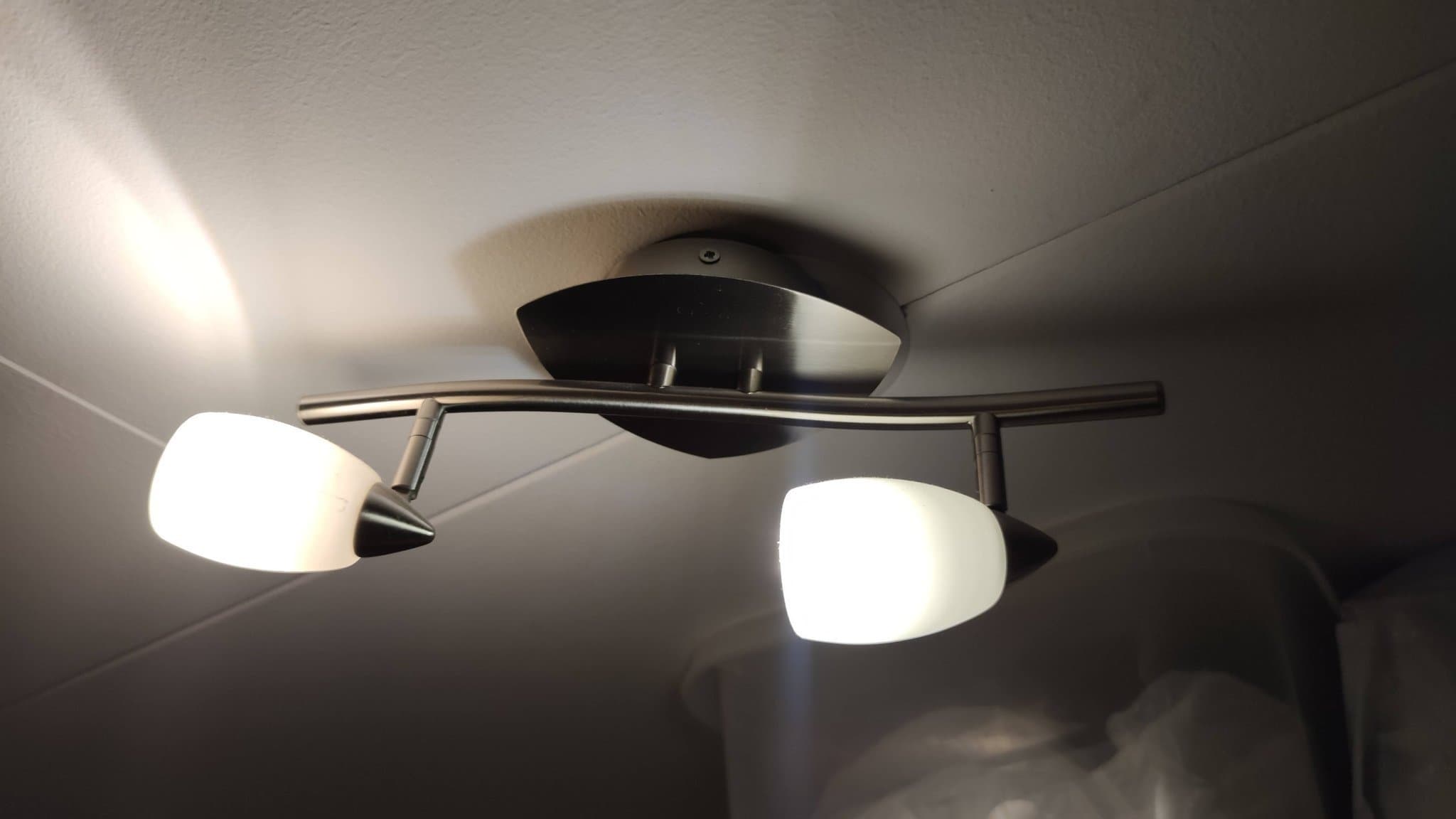 Taklampa med två spotlights