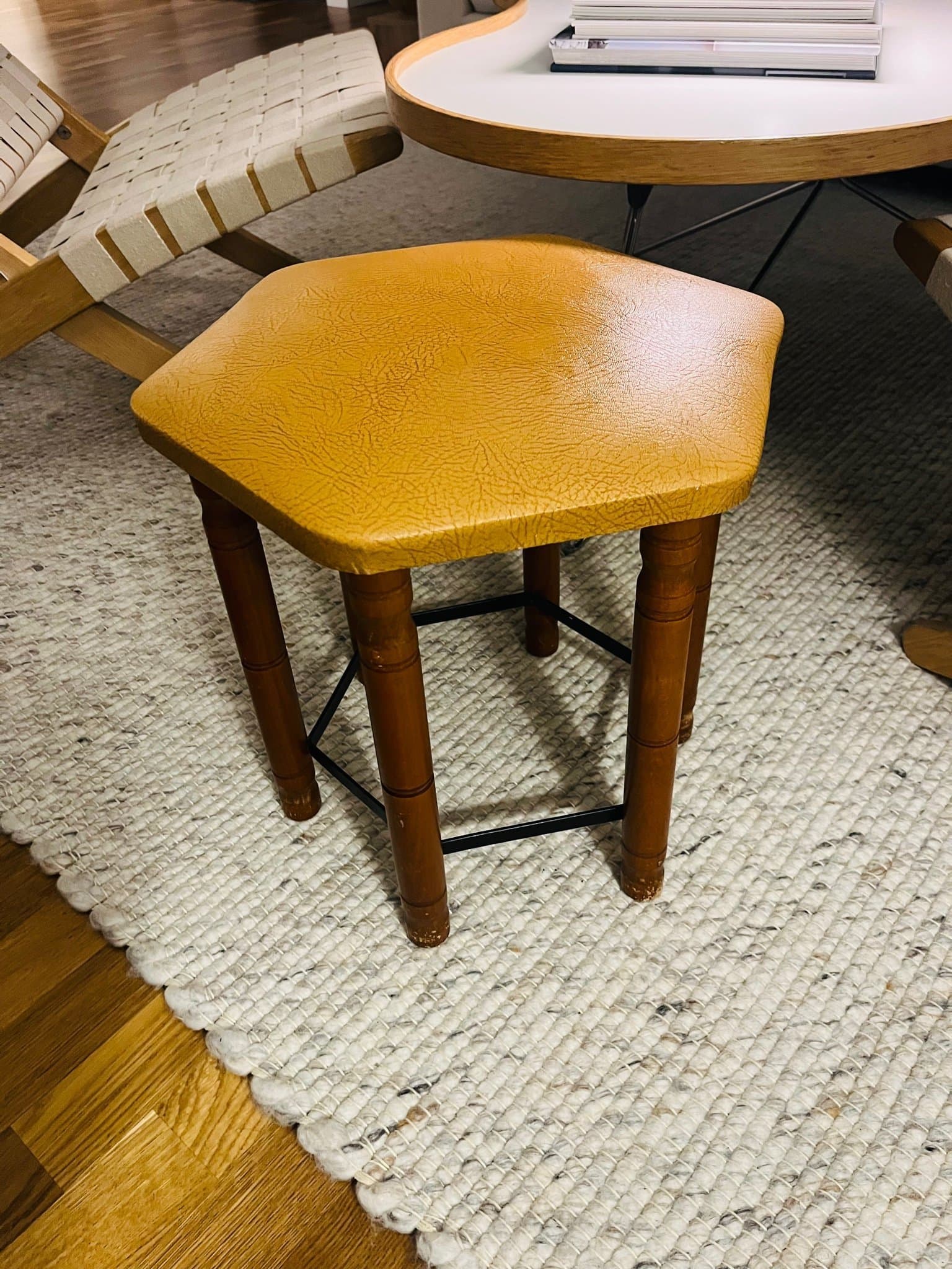 En charmig pall hexagonalt formad pall retro vintage