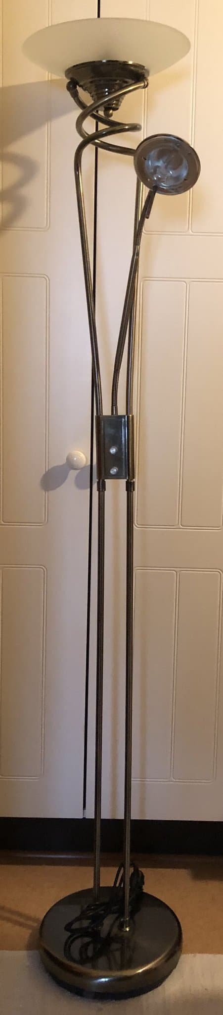 Golvlampa med läslampa