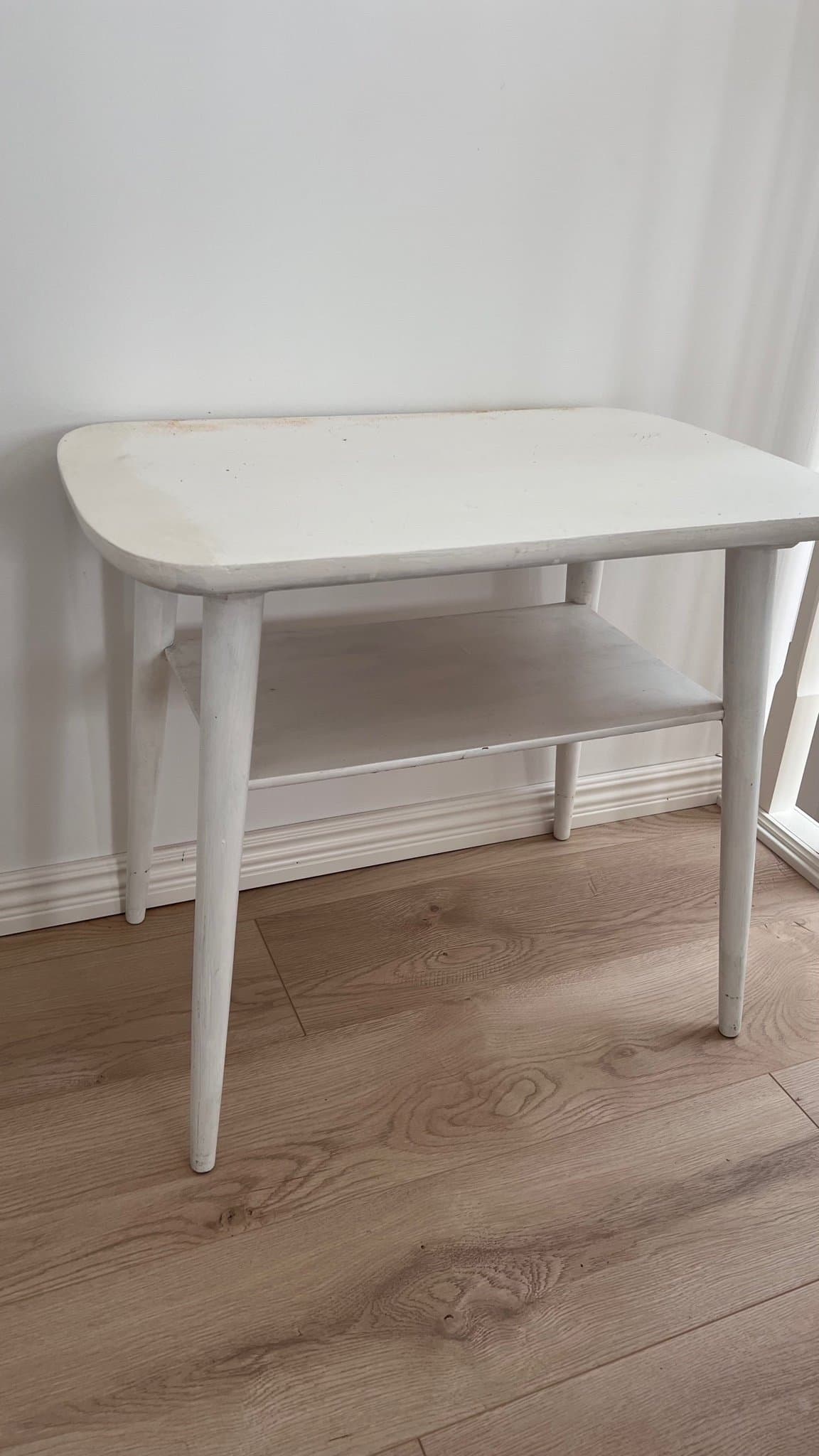 Litet retro bord med hylla