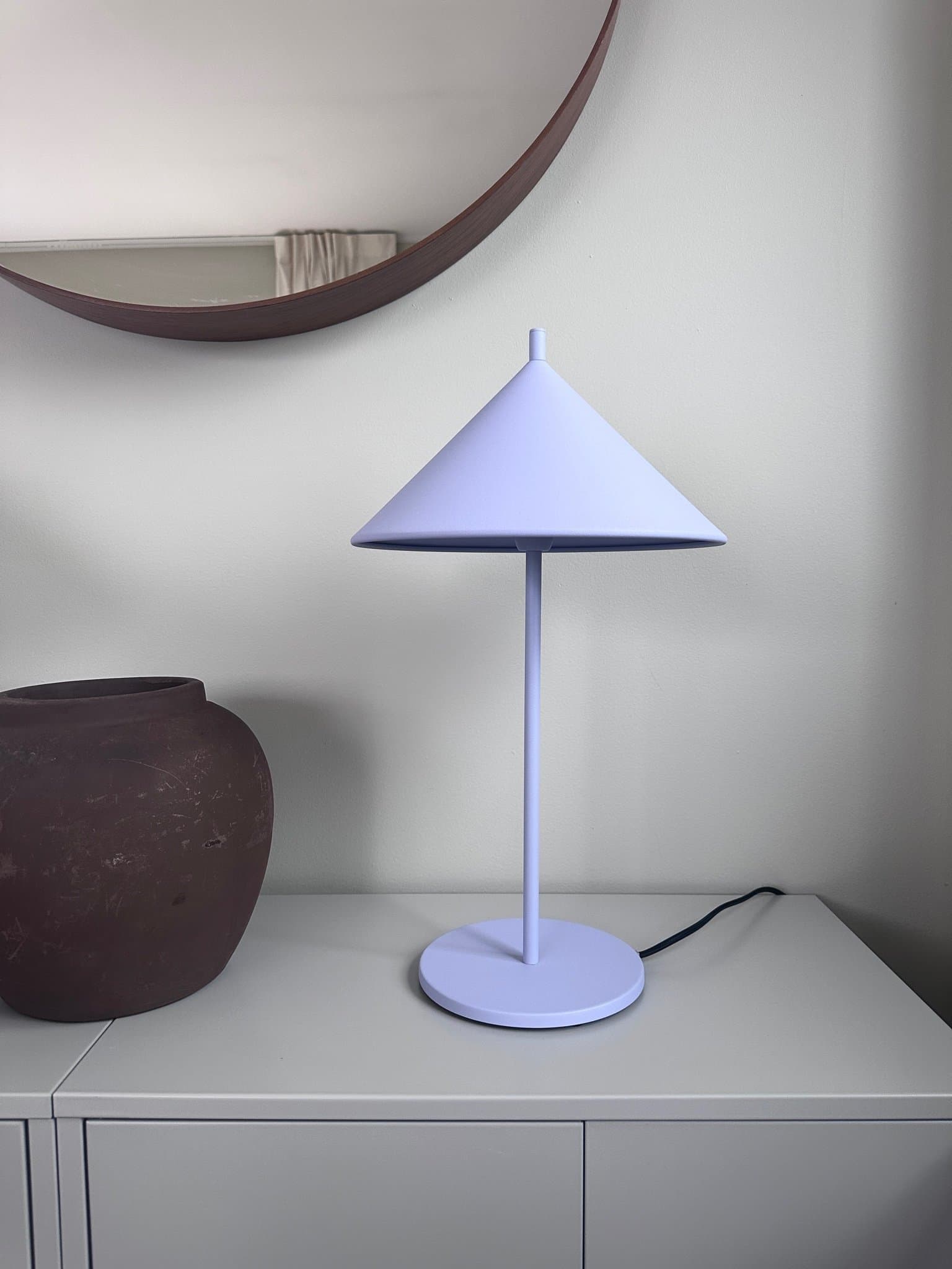 Ljuslila bordslampa från HKliving, Metal Triangle