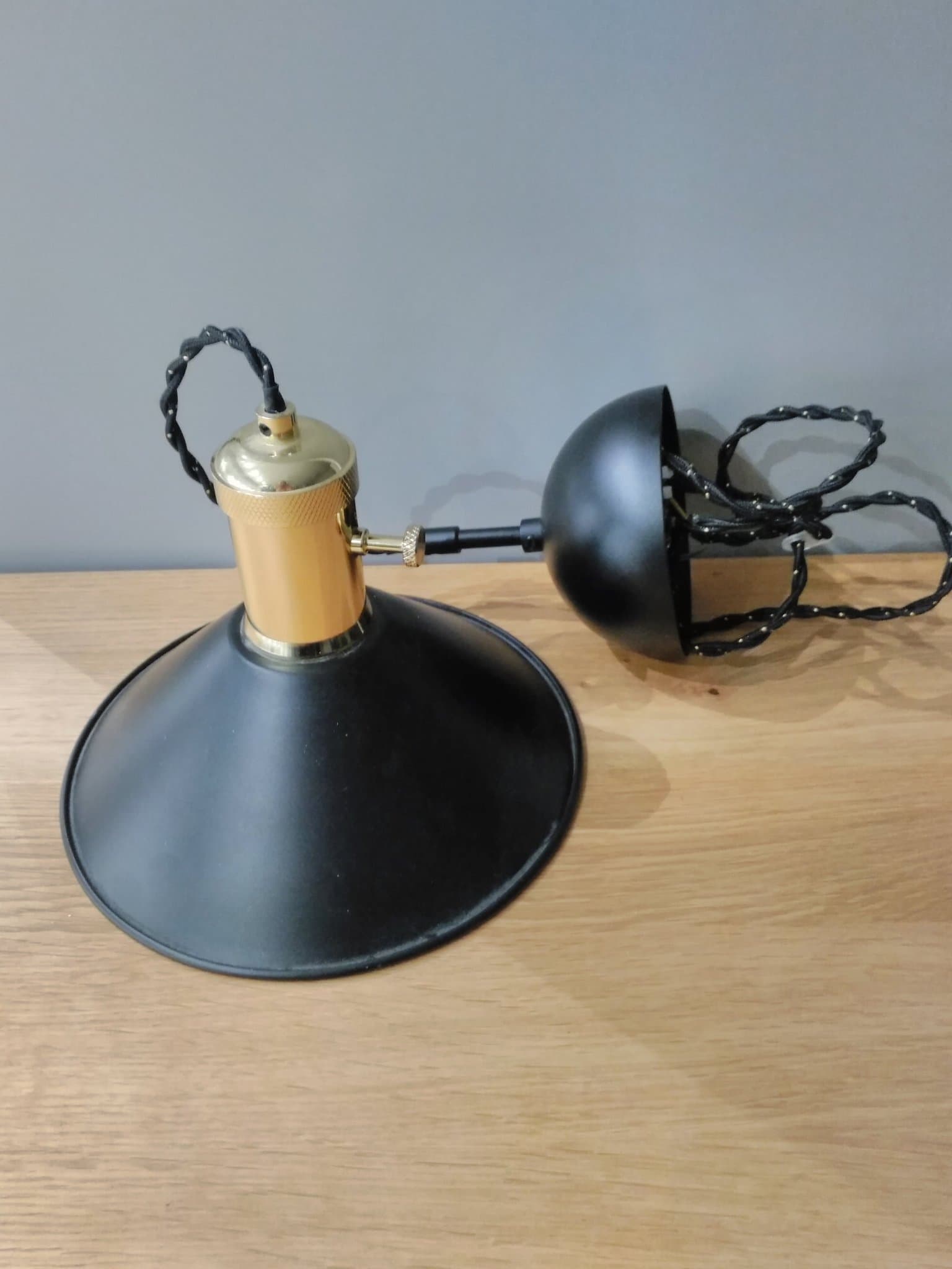 Ny taklampa i metall beslag med kontakt för glödlampa i mässing