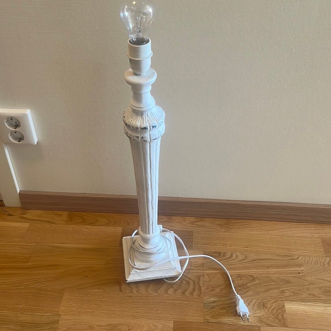 Vit golvlampa